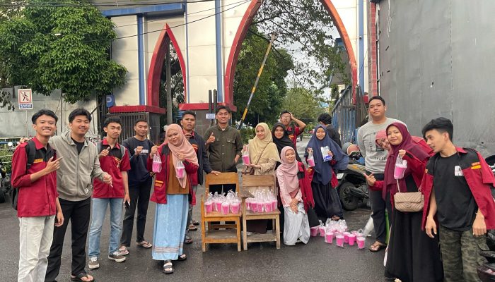 IMM Pertanian Unismuh Makassar Bagikan Takjil ke Pengguna Jalan Alauddin