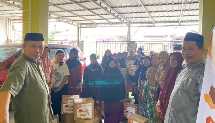 Lazismu-LDK PDM Makassar Serahkan Paket Ramadan ke Komunitas Pemulung Antang