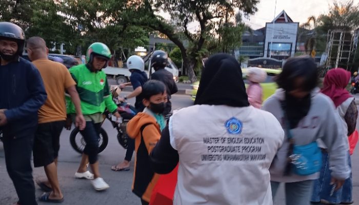 Tebar Kepedulian Ramadan, Mahasiswa MPBI Pascasarjana Unismuh Makassar Bagikan Takjil