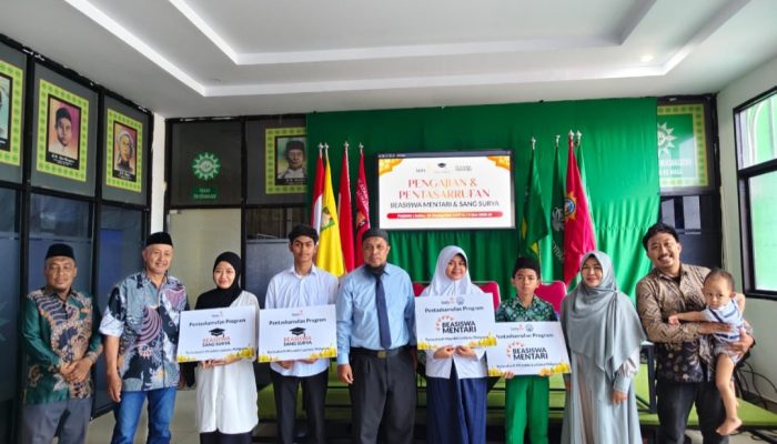 Hardiknas 2026, Lazismu Makassar Beri Beasiswa, Bukti Peduli Masa Depan