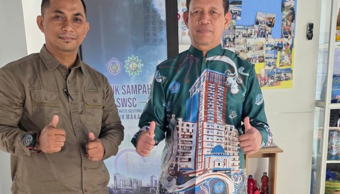 Rektor Unismuh Makassar Setor Kertas Bekas ke Bank Sampah SWSC