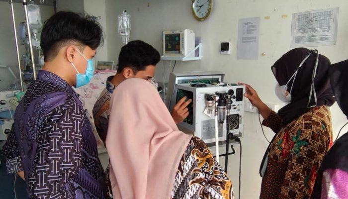 Mahasiswa D4 Rekayasa Elektromedis PoltekMu Makassar Perbaiki Ventilator Saat PKL di RS Ibnu Sina