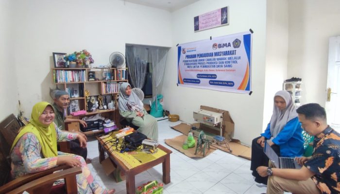 Unismuh Makassar Dampingi UMKM Camilan Mamak Gowa Standarkan Produksi Keripik Pisang